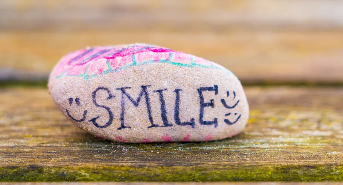 Stein mit der Aufschrift Smile