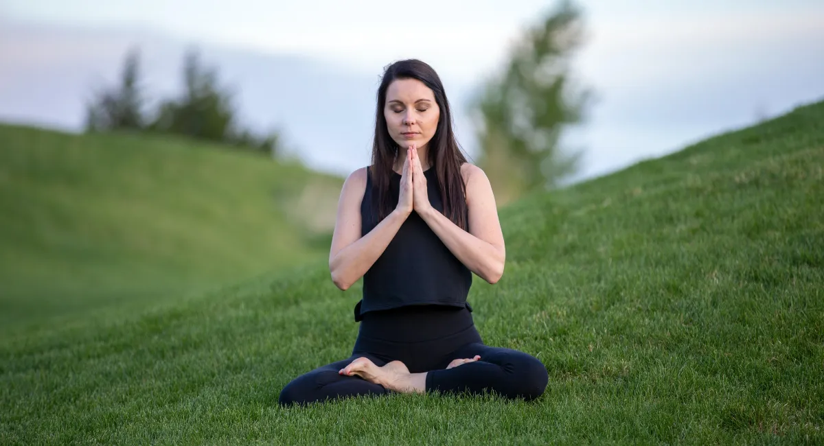 Meditation - Frau sitzt und meditiert