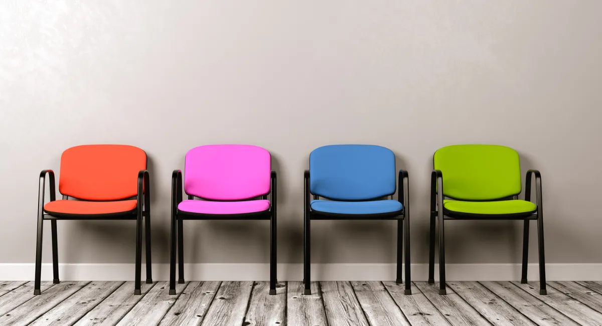 Stühle mit verschiedenen Farben