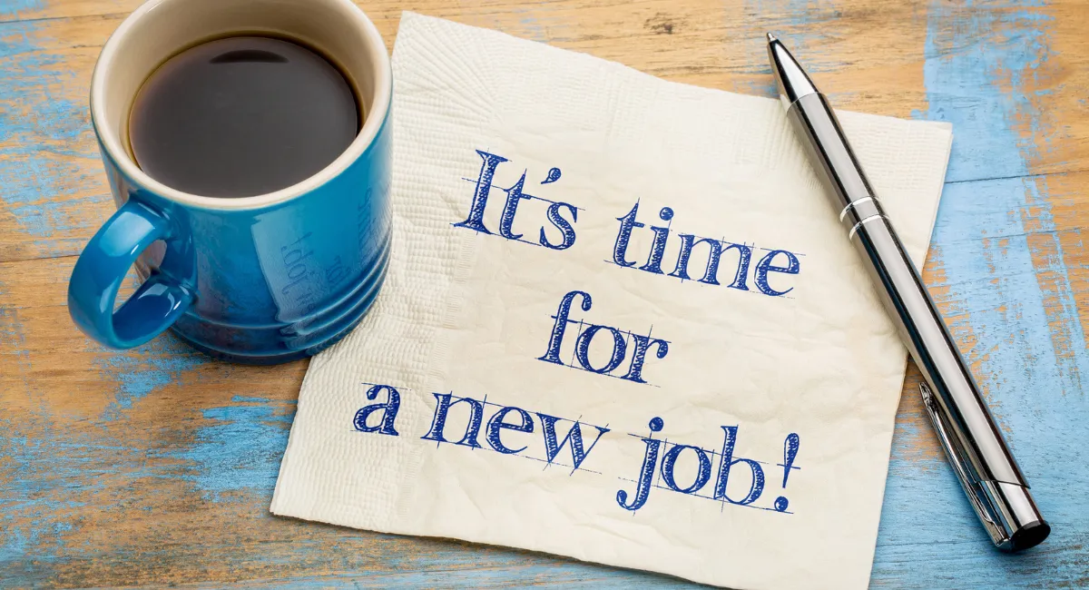Beruflicher Neustart mit 40: Tasse mit Zettel "Es ist Zeit für einen neuen Job"