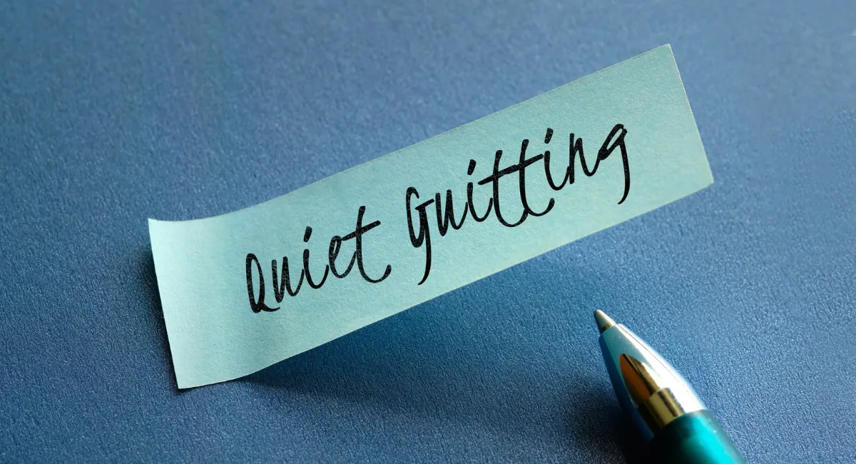 Blaue Haftnotiz mit "Quiet Quitting"