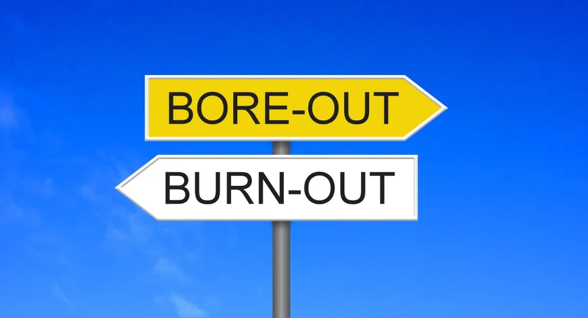 Schild mit "Boreout" nach rechts und Schild mit "Burn-out" nach links