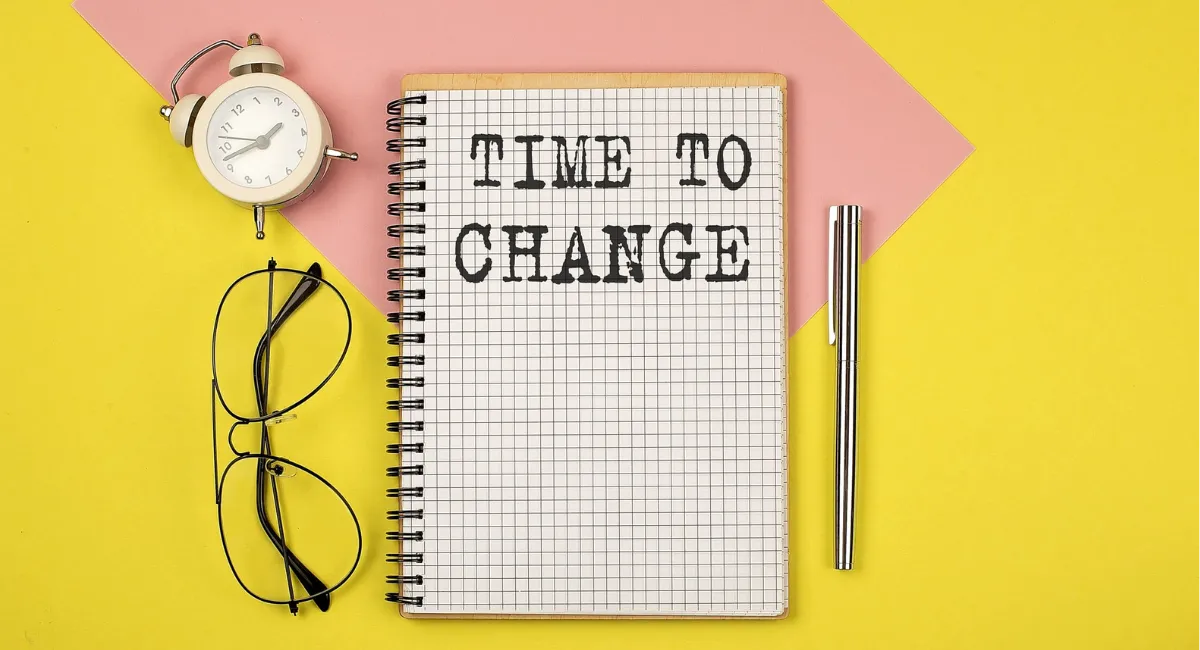 Beruflicher Neustart mit 30: Aufschrift auf einen Block mit "Time to Change"