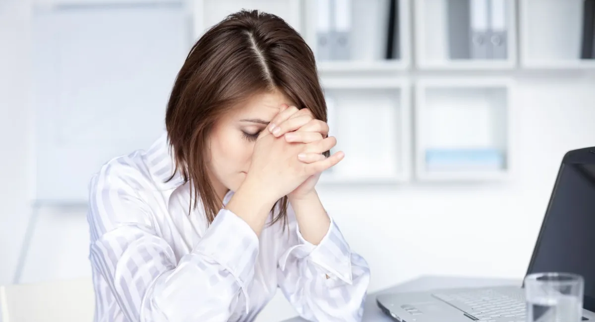 Stress im Job: Gestresste Frau auf der Arbeit