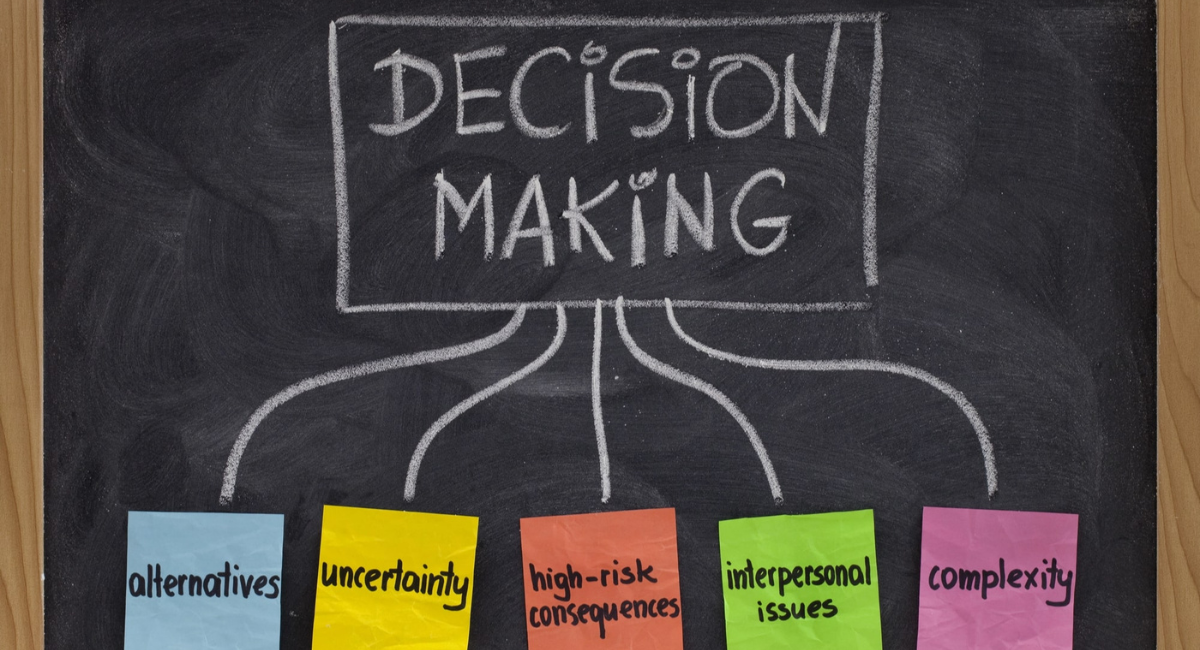 Schwierige Entscheidungsfindung symbolisiert an den verschiedenen erschwerenden Einflussfaktoren.