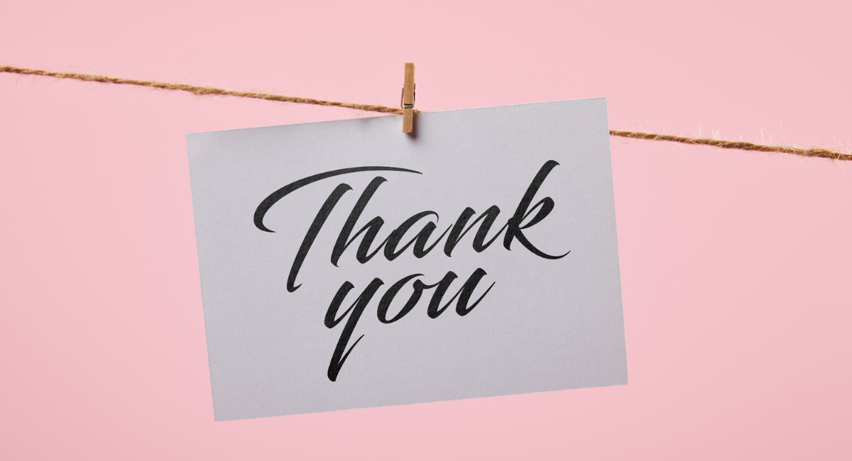 Schild an Schnur mit der Aufschrift "Danke"