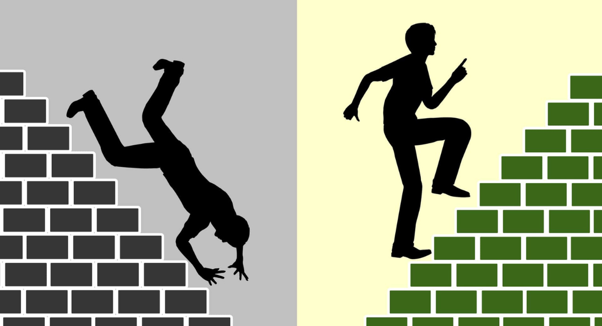 Linkes Bild: Mensch fällt Treppe runter Rechtes Bild: Mensch läuft Treppe wieder rauf